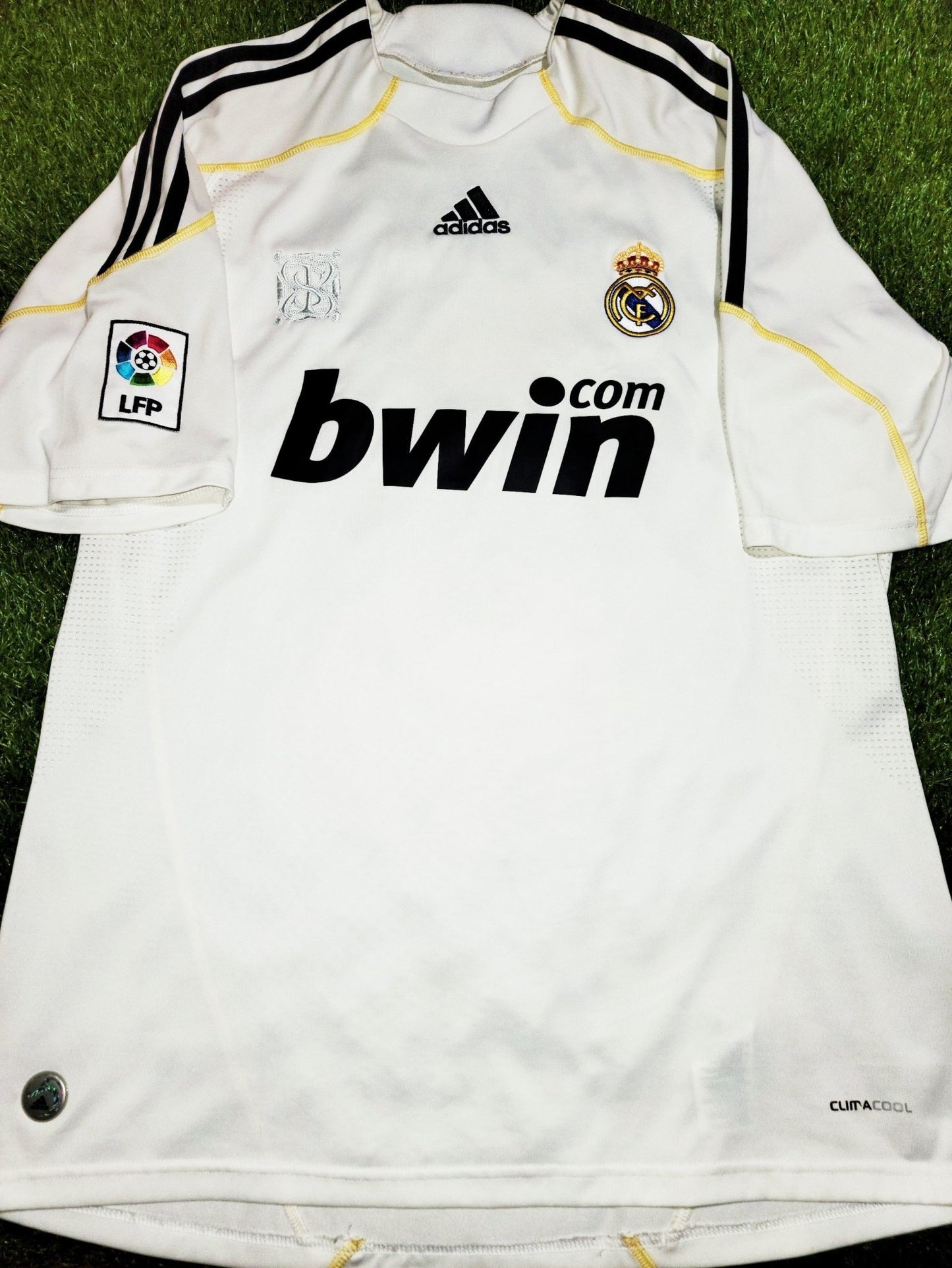 Kaka Real Madrid 2009 2010 DEBUT SEASON Jersey Shirt Camiseta L SKU# E84352 AV1001 foreversoccerjerseys