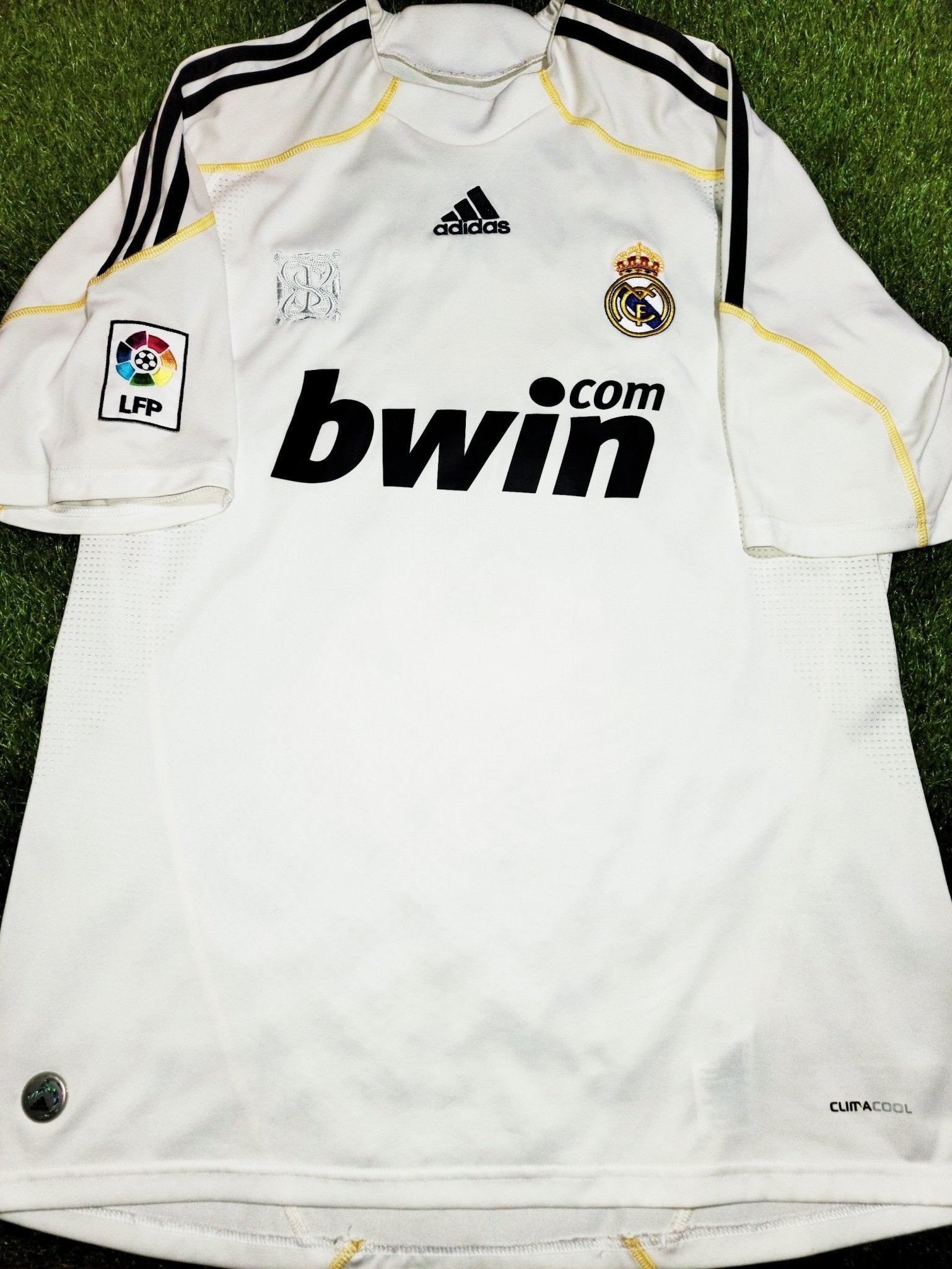 Kaka Real Madrid 2009 2010 DEBUT SEASON Jersey Shirt Camiseta L SKU# E84352 AV1001 foreversoccerjerseys