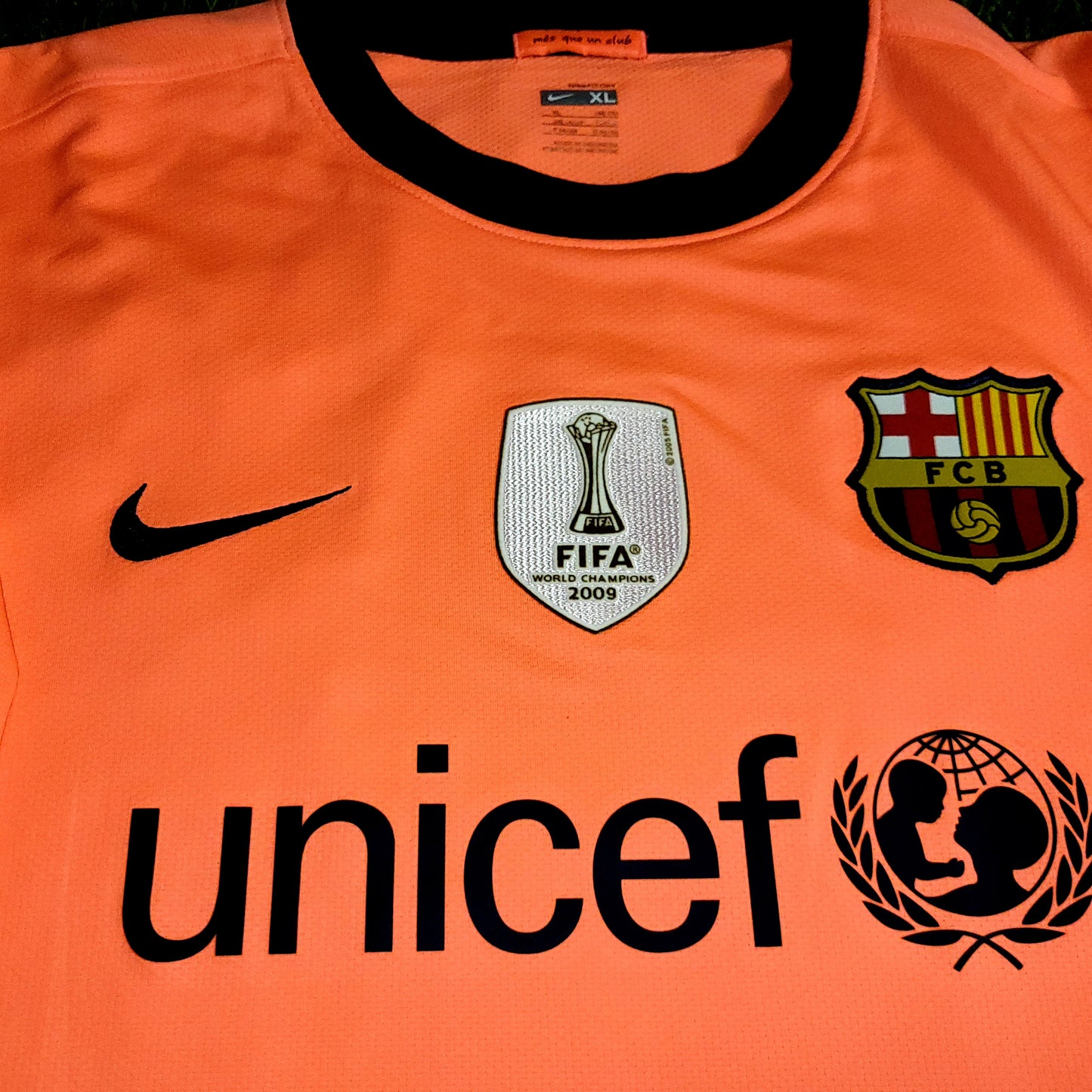 Iniesta Barcelona 2009 2010 Away Soccer Jersey Shirt BNWT XL SKU# 355020-870 - ForeverSoccerJerseys