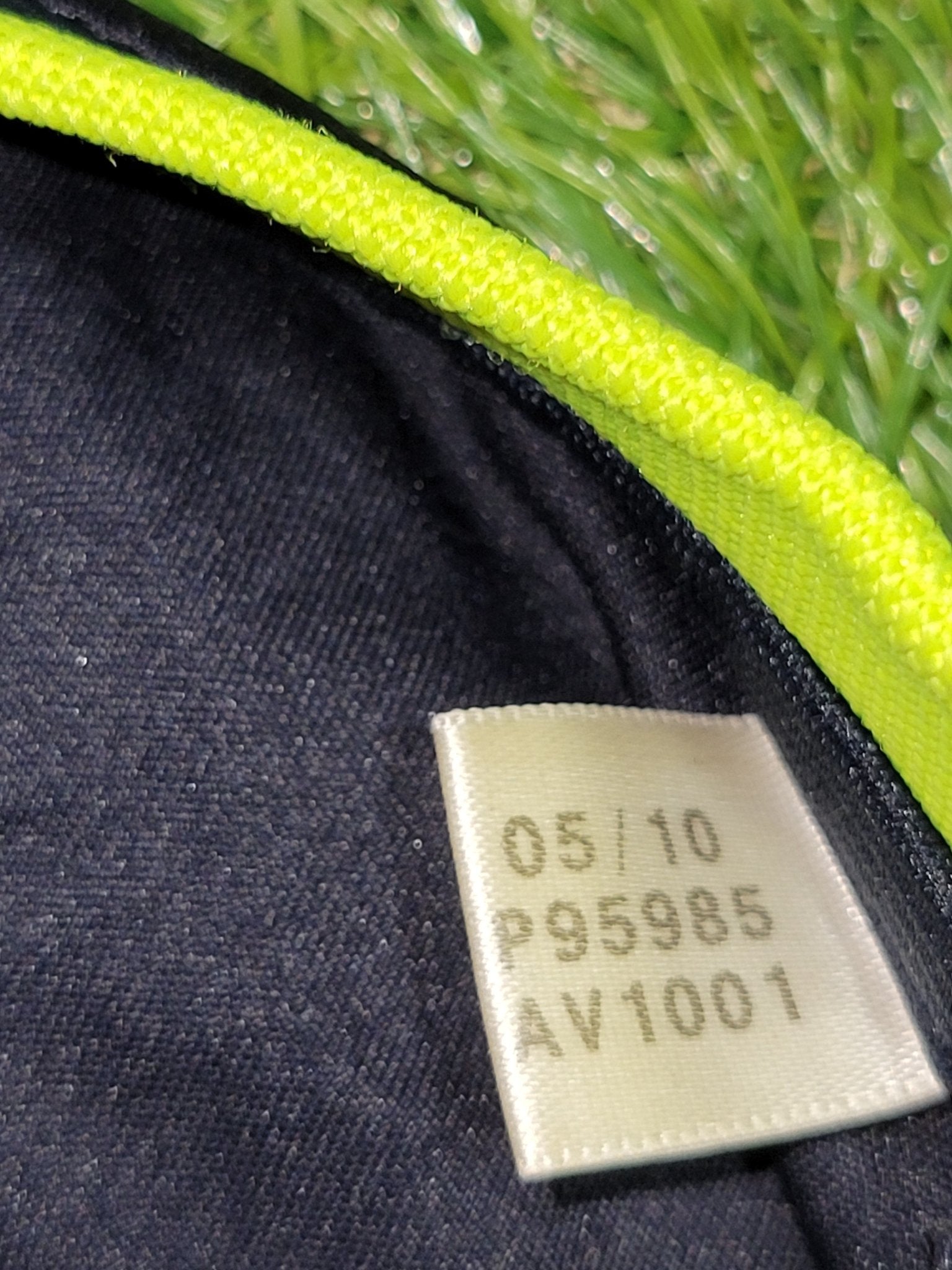 Kaka Real Madrid 2010 2011 Away Soccer Jersey Shirt M SKU# P95985 Adidas